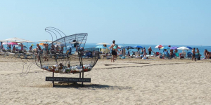 Les platges de Salou reben la visita del peix que "menja" plàstic