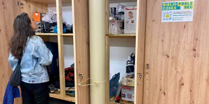 Obre la Bibliocoses al Poble-sec, una biblioteca d'objectes que tenim a casa però quasi mai utilitzem