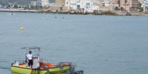 L'embarcació de neteja del litoral de Sitges ha recollit més de 70kg de residus en un sol mes