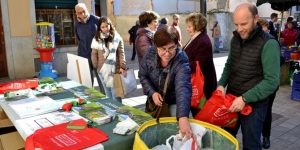 L’Ajuntament de Manacor lliura bosses de tela reutilitzables a canvi de bosses de plàstic amb la campanya “Jo NO vull bossa!”