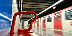 Alumnes d’Elisava creen reposabraços amb materials reciclats per les estacions de metro de Barcelona