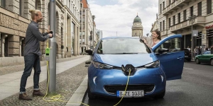 València instal·la els primers punts de recàrrega per a cotxes elèctrics en fanals