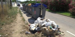 Primeres multes a Calafell per llençar la brossa de manera incorrecta