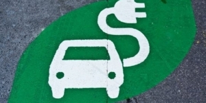 Cotxe elèctric: més emissions quan es fabrica, però un terç menys en la vida útil