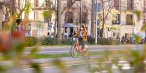 Barcelona vol treure la majoria de cotxes aparcats a la calçada abans del 2030