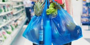 El consum de bosses de plàstic d’un sol ús creix al comerç urbà tot i les restriccions de la normativa.