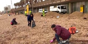Els voluntaris netegen el litoral barceloní després de la borrasca