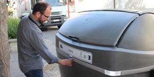 Mollet del Vallès instal·la xips als contenidors d'escombraries per millorar-ne la gestió