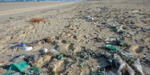 Les deixalles acumulades a les platges de les illes de la Mediterrània es tripliquen durant l'estiu