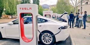 La Seu d'Urgell incorpora la primera estació de càrrega de Tesla al Pirineu