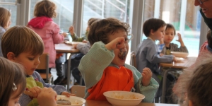 Les escoles bressol municipals serviran obligatòriament aliments ecològics i prioritzaran els aliments de proximitat