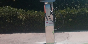 La Generalitat instal·larà punts de recàrrega de vehicles elèctrics a 13 ports per impulsar la mobilitat sostenible