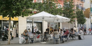 L’Ajuntament i els locals d’oci de Sants acorden minimitzar el soroll nocturn aquest estiu
