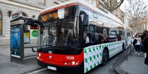 Entren en servei els primers autobusos articulats 100% elèctrics a Barcelona