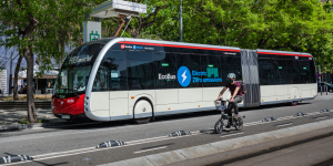 Barcelona avança en l’electrificació de la xarxa de bus amb l’equipament de dues línies més d’alta demanda