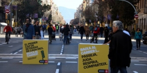Tallers i jocs tradicionals omplen un carrer d’Aragó lliure de trànsit